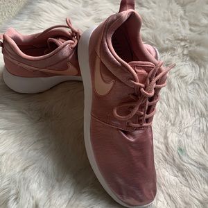 Nike 833928-601 rose running shoes.